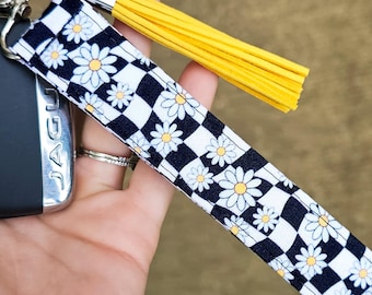 Wavy Checkers Keychain Wristlet | Retro Black & White Lanyard with Yellow Daisies | Key Tag for Backpack | Trendy Car Accessories for Women