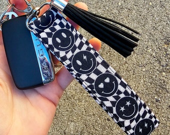 Smiley Face Keychain Wristlet | Retro Checkered Happy Face Lanyard | Cute Hippie Key Tag for Backpack | Trendy Car Accessories for Women