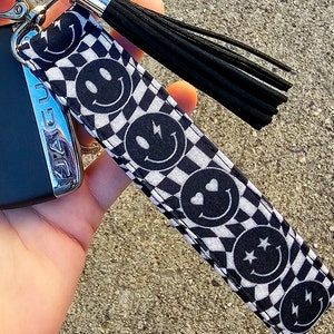 Smiley Face Keychain Wristlet | Retro Checkered Happy Face Lanyard | Cute Hippie Key Tag for Backpack | Trendy Car Accessories for Women