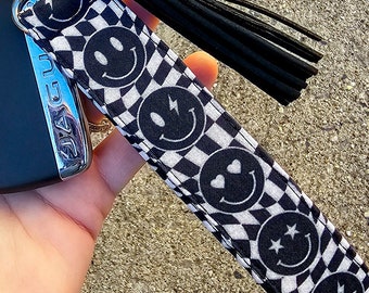 Smiley Face Keychain Wristlet | Retro Checkered Happy Face Lanyard | Cute Hippie Key Tag for Backpack | Trendy Car Accessories for Women