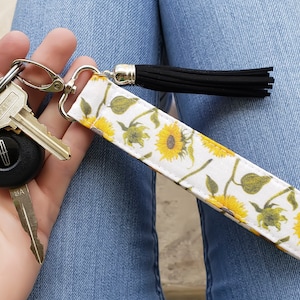 Sunflower Wristlet Keychain | Sunflower Lanyard for Keys | Sunflower Key Fob | Floral Keychain | Hidden Disability Invisible Disabilities