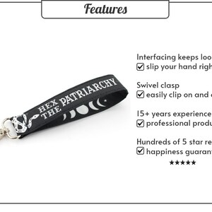 K&ouml;nnte beinhalten: Schwarz-wei&szlig;es Lanyard mit dem Text "Hex the Patriarchy" und einem Schlangendesign. Das Lanyard hat einen Drehverschluss und ist aus strapazierf&auml;higem Material gefertigt.