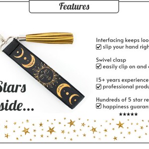 Puede incluir: Llavero negro con un dise&ntilde;o de sol y luna dorado. El llavero tiene un borla dorada y un cierre giratorio. El texto "Stars Inside..." est&aacute; escrito debajo del llavero.