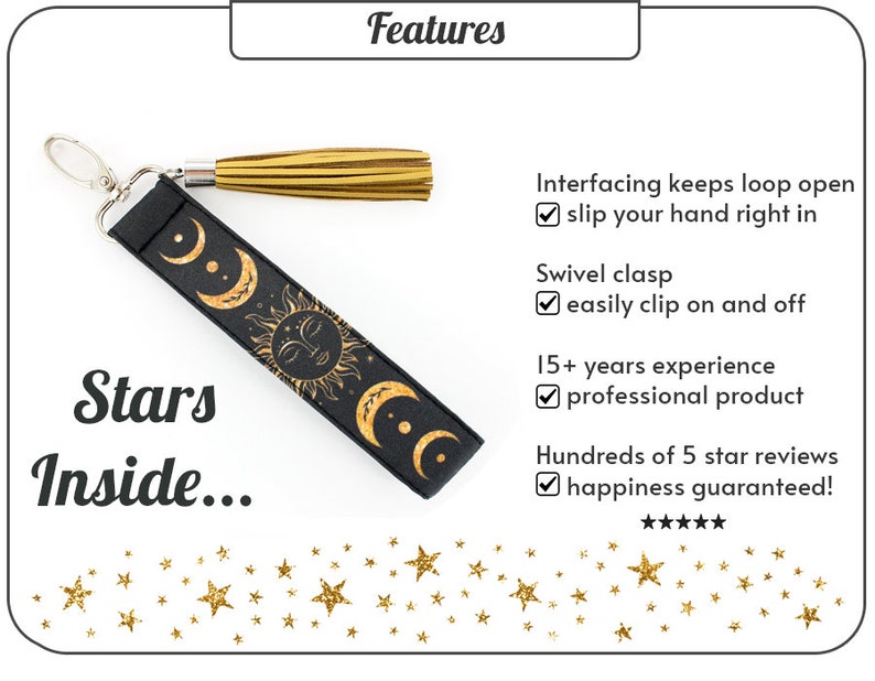 Puede incluir: Llavero negro con un dise&ntilde;o de sol y luna dorado. El llavero tiene un borla dorada y un cierre giratorio. El texto "Stars Inside..." est&aacute; escrito debajo del llavero.