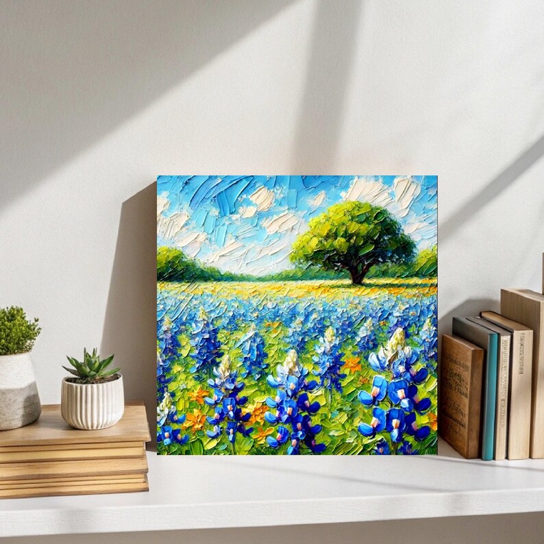Pu&ograve; includere: Un dipinto che rappresenta un campo di fiori di lupino blu con un solo albero verde sullo sfondo. Il cielo &egrave; blu con nuvole bianche. Il dipinto &egrave; realizzato in uno stile denso e impasto.