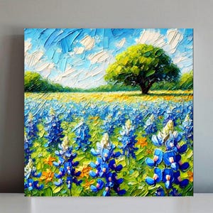 Pu&ograve; includere: Un dipinto che rappresenta un campo di fiori di lupino blu in piena fioritura. I fiori sono in primo piano, con un grande albero verde sullo sfondo. Il cielo &egrave; blu con nuvole bianche.