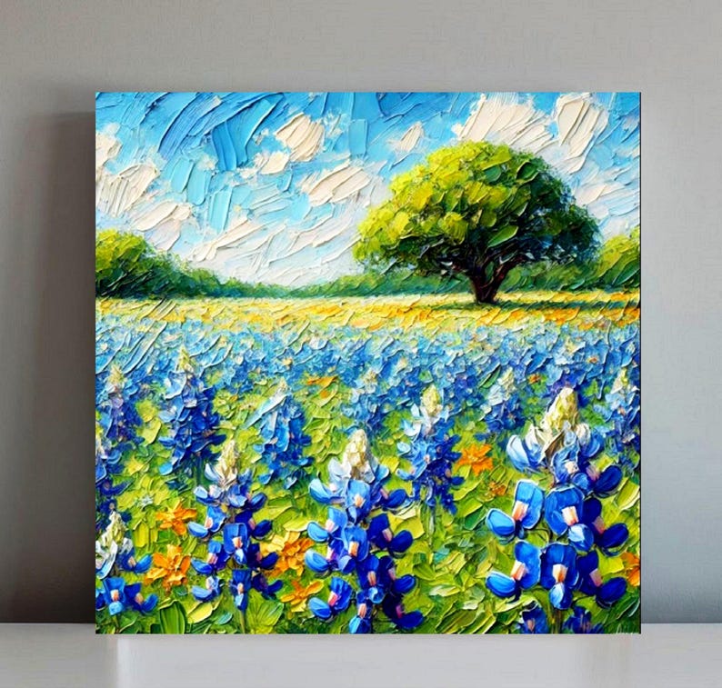 Pu&ograve; includere: Un dipinto che rappresenta un campo di fiori di lupino blu in piena fioritura. I fiori sono in primo piano, con un grande albero verde sullo sfondo. Il cielo &egrave; blu con nuvole bianche.