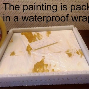 Pu&ograve; includere: Un dipinto bianco &egrave; confezionato in una cornice di polistirolo bianco e avvolto in plastica trasparente. Il dipinto presenta un design astratto giallo. Un biglietto con su scritto "Grazie" &egrave; attaccato al dipinto.