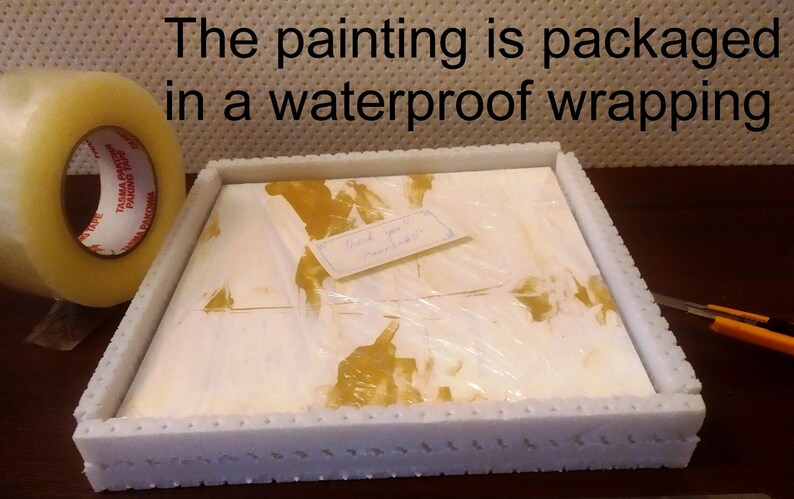 Pu&ograve; includere: Un dipinto bianco &egrave; confezionato in una cornice di polistirolo bianco e avvolto in plastica trasparente. Il dipinto presenta un design astratto giallo. Un biglietto con su scritto "Grazie" &egrave; attaccato al dipinto.