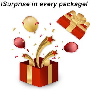 Pu&ograve; includere: Una scatola regalo rossa aperta con un nastro e un fiocco dorati, che rivela un'esplosione di coriandoli e stelle dorate. Due palloncini rossi e un palloncino dorato galleggiano sopra la scatola. Il testo "!Sorpresa in ogni pacchetto!" &egrave; sopra la scatola.