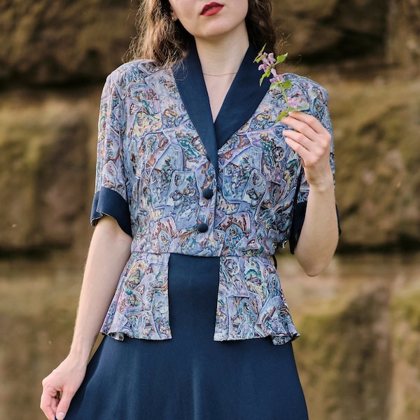 Vintage 1940er 40er Jahre Dunkel Blau Lila Rayon Krepp Kleid Muster Mittelalter Kartenspiel Ritter Pferd - Knöpfe, kurze Ärmel und Peplum