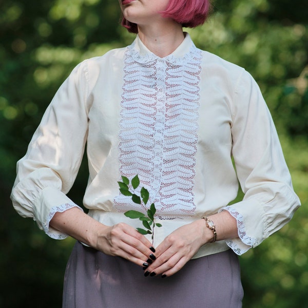 vintage années 40 années 1940 années 50 années 1950 Blouse en soie ivoire blanche Top Made in Switzerland - Col Peter Pan en dentelle, manches longues et boutons en verre