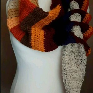 Pañuelo de ganchillo hecho a mano con pompón. calentador de cuello, bufanda triangular infinita