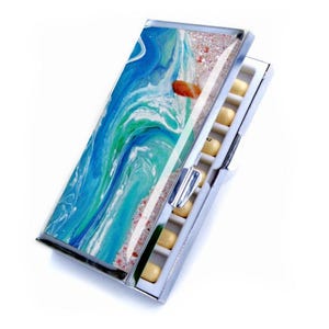 Ocean Art Weekly Pillendoosje, aangepaste naam moeder creditcardhouder, Travel 7 Day Pill Organizer baas cadeau, gepersonaliseerde leraar visitekaartjeetui