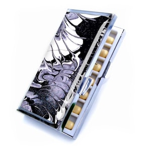 Schwarz & Weiß 7 Tage Pill Organizer, Reisevisitenkartenhalter, Wöchentliche Pillenbox Mutter Geschenk, Mama Buchhalter Visitenkartenetui