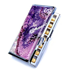 Benutzerdefinierte Name Reisepille Box, Monogramm Initialen Visitenkartenhalter, 7 Tage Pill Organizer Paar Geschenk, personalisierter Coach Visitenkartenetui