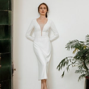 Satin Etui Brautkleid: Minimalist V-Neck Midi