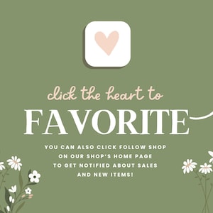K&ouml;nnte beinhalten: Gr&uuml;ner Hintergrund mit einem wei&szlig;en Herzsymbol und dem Text "click the heart to FAVORITE". Unter dem Text befindet sich ein wei&szlig;er Pfeil, der nach rechts zeigt. Der Text "YOU CAN ALSO CLICK FOLLOW SHOP ON OUR SHOP'S HOME PAGE TO GET NOTIFIED ABOUT SALES AND NEW ITEMS!" befindet sich unter dem Pfeil. Das Bild ist mit wei&szlig;en G&auml;nsebl&uuml;mchen links und rechts verziert.