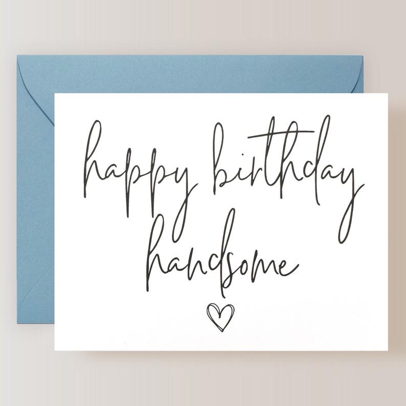 Puede incluir: Una tarjeta blanca con caligraf&iacute;a negra que dice "feliz cumplea&ntilde;os guapo" con un peque&ntilde;o coraz&oacute;n dibujado debajo del texto.