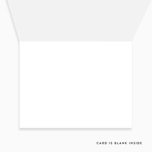 Puede incluir: Una tarjeta blanca en blanco con un borde doblado. La tarjeta es adecuada para escribir un mensaje.