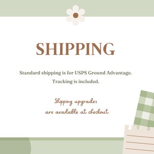 Op de afbeelding: Een lichtgroene en witte afbeelding met het woord "SHIPPING" in bruin. De tekst vermeldt dat standaard verzending USPS Ground Advantage is en tracking is inbegrepen. Verzendupgrades zijn beschikbaar bij het afrekenen.