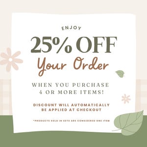 Op de afbeelding: Advertentie met een cr&egrave;mekleurige achtergrond en bloemaccenten. De tekst luidt "ENJOY 25% OFF Your Order" bij aankoop van 4 of meer artikelen. De korting wordt automatisch toegepast bij het afrekenen. Producten die in sets worden verkocht, tellen als &eacute;&eacute;n artikel.