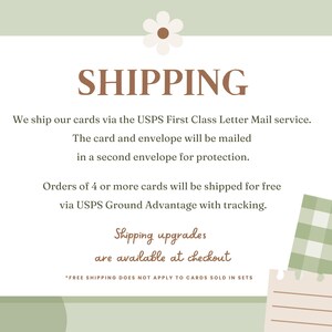 K&ouml;nnte beinhalten: Eine wei&szlig;e Karte mit dem Wort &bdquo;SHIPPING&ldquo; in braunen Buchstaben. Der Text darunter beschreibt den Versand per USPS First Class Mail, mit kostenlosem Versand f&uuml;r Bestellungen von vier oder mehr Karten. Eine G&auml;nsebl&uuml;mchen und ein gr&uuml;nes Vichy-Muster sind ebenfalls sichtbar.