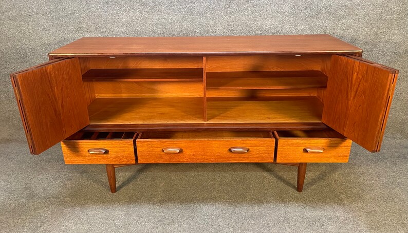 Vintage British Mid Century Modern Teak Compact Credenza by G Plan Bild 9