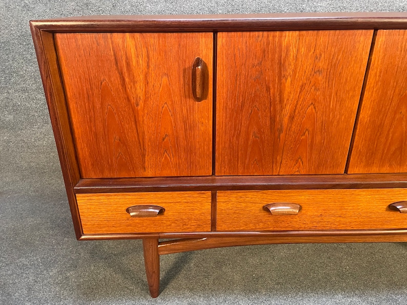 Vintage British Mid Century Modern Teak Compact Credenza by G Plan Bild 2