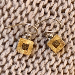 Orecchini di diamanti grezzi. Oro 18 carati. Argento 925 (1029)
