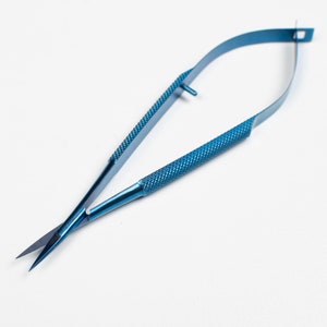 Könnte beinhalten: Eine blaue chirurgische Schere mit einem strukturierten Griff und einer scharfen Klinge. Die Schere ist für empfindliche Eingriffe konzipiert.