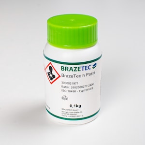 Puede incluir: Una botella de plástico blanca con una tapa verde etiquetada "BRAZETEC BrazeTech h Paste". La botella contiene 0,1 kg de pasta de soldadura y incluye un número de lote e información sobre la norma ISO.