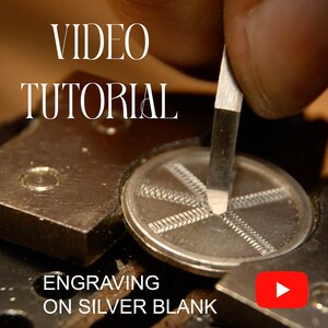 Può includere: Primo piano di una mano che utilizza uno strumento per incidere un bianco d'argento. Il bianco è tenuto in una morsa e presenta un motivo a stella inciso su di esso. Il testo "VIDEO TUTORIAL" è nella parte superiore dell'immagine e "ENGRAVING ON SILVER BLANK" nella parte inferiore. Un pulsante di riproduzione rosso si trova nell'angolo in basso a destra.