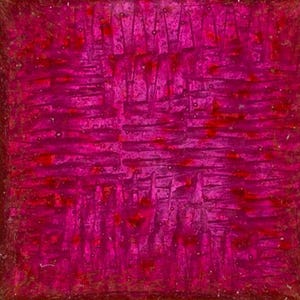 Könnte beinhalten: Abstrakte quadratische Kunst mit strukturiertem, geschichtetem Aussehen. Die dominierende Farbe ist ein leuchtendes Magenta, mit roten Akzenten und einem dunkleren, bräunlich-roten Rand. Die Oberfläche hat eine raue, fast gewebte Textur.