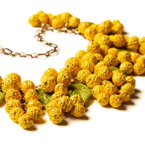 Collana grande con fiori di mimosa gialla. Regalo perfetto per donne orgogliose. Stampa del mio acquerello come regalo. Cartapesta fatta a mano. Pezzo unico