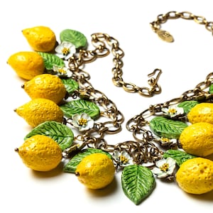 Collana con limoni di Amalfi, frutti gialli, fiori bianchi e foglie verdi. Stampa del mio acquerello come regalo. Ceramica fatta a mano. Pezzo unico.