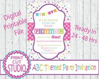 Invitación de cumpleaños para niñas con letras del alfabeto en rosa y morado (archivo digital)