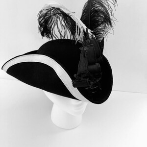 Sombrero de tricornio negro con barco pirata y plumas | Etsy