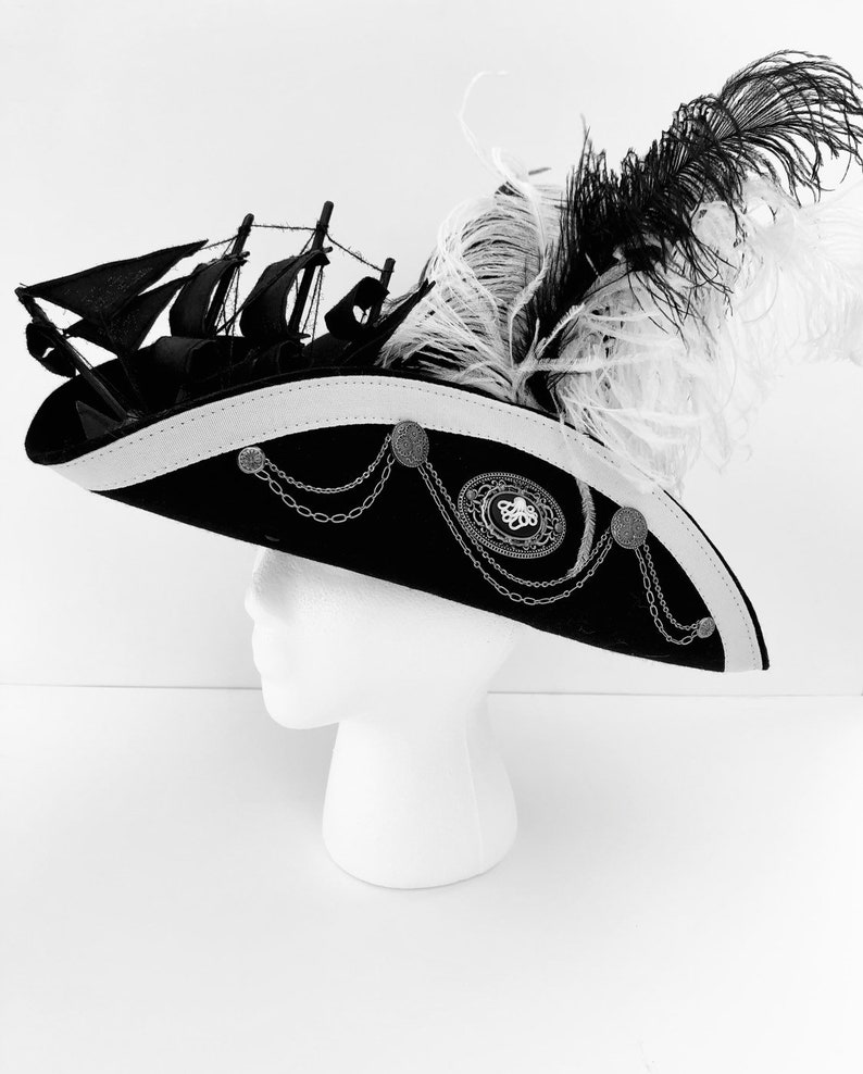 Sombrero de tricornio negro con barco pirata y plumas | Etsy