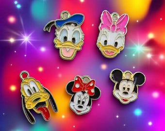 Charms de personajes esmaltados de Disney: Mickey, Minnie, Donald, Daisy y Pluto