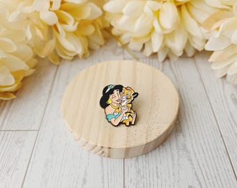 Pin de 2,5 cm de Jazmín y Rajá / Pin esmaltado de la princesa de Aladino
