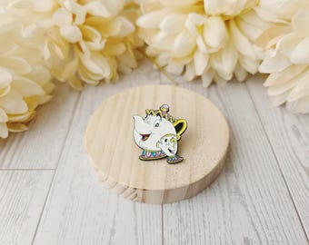 Pin esmaltado de la Sra. Potts y Chip – Charm de la taza de té de La Bella y la Bestia de 2,5 cm