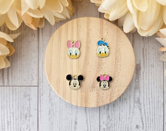 Dijes de joyería inspirados en Mickey, Minnie, Daisy y Donald / Regalo para amantes de los parques temáticos / Dijes para pulseras y collares / Recuerdo de viaje
