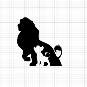 Puede incluir: Silueta negra de un león y un cachorro, el león está de pie con la cola enroscada detrás de él, el cachorro está de pie delante de las patas delanteras del león.