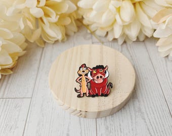 Pin de esmalte Timón y Pumba / Rey León Hakuna Matata Duo / Accesorios de pasador de 1 pulgada