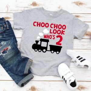 Camiseta de cumpleaños para niños, Choo Choo Mira Quién Tiene Dos, camiseta de tren para el segundo cumpleaños, camiseta de tren para dos, cumpleaños de tren, camisetas de cumpleaños para niños