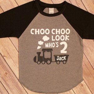 Jongens tweede verjaardag Shirt - Choo Choo Look Who&#39;s Two-Two verjaardag Shirt - tweede verjaardag - 2 verjaardag Shirt - Choo Choo kijk die twee