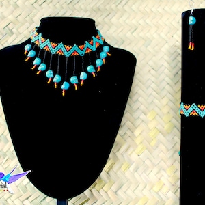 Conjunto de gargantilla y aretes de chaquira con calaveras
