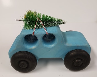 Coche vintage de madera hecho a mano con forma de agua y árbol de Navidad