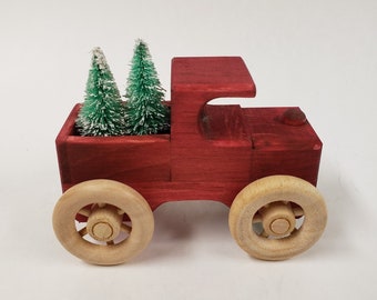 Camioneta vintage roja de madera hecha a mano con árboles de Navidad